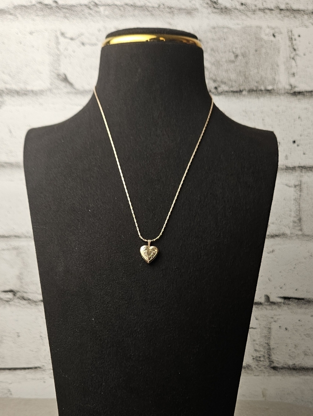Vintage Style Gold Tone Heart Locket Necklace Opens Pendant